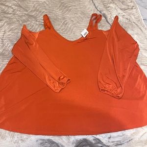 KNIT CREPE V-NECK COLD CUTOUT COLD SHOULDER TOP